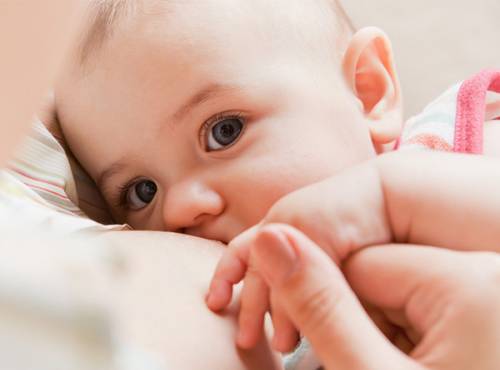 Как правильно кормить ребенка сцеженным молоком